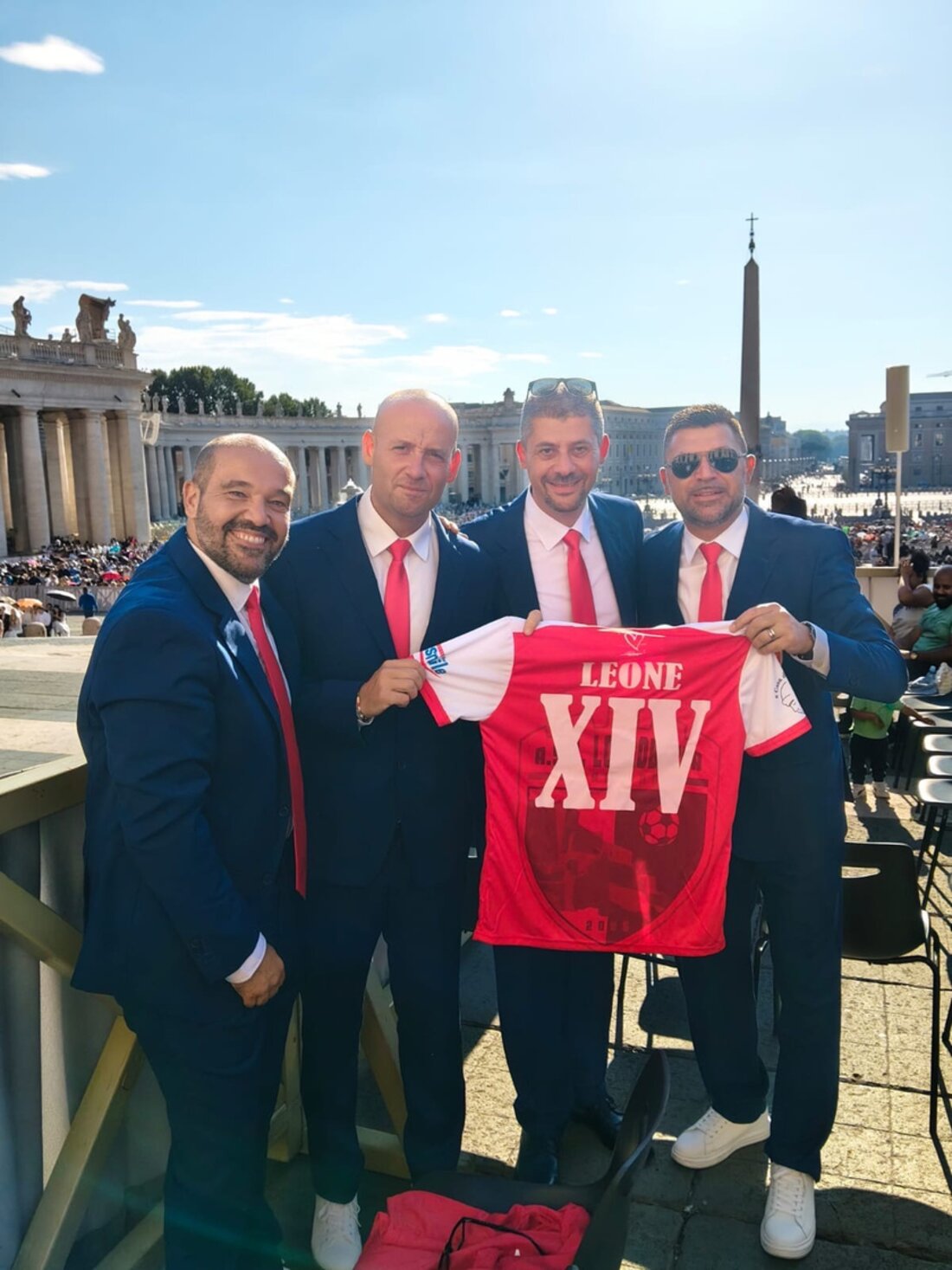 Longobarda Salerno in Piazza San Pietro con la maglia Leone XIV