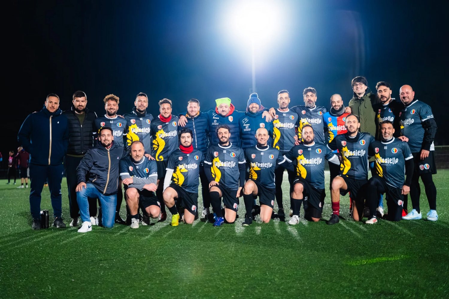 Squadra Longobarda con lo sponsor Pizzeria Lazzariello sulle maglie